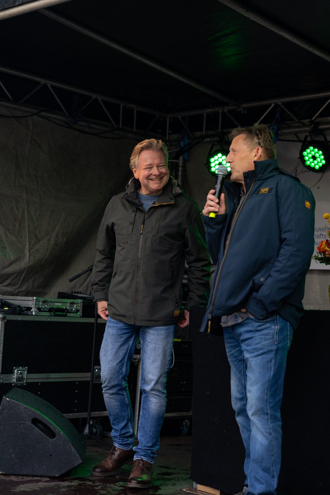 Die Bühne des Winzerfests im Abendlicht